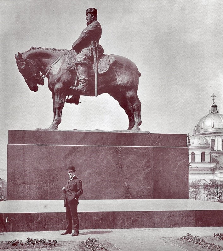 Paolo Troubetzkoy beside the monument. By Karl Bulla (?), 1909.